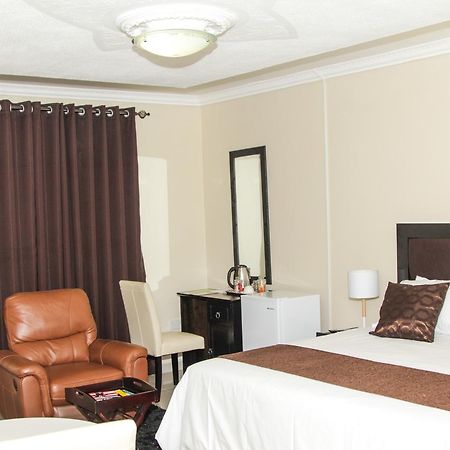 גאבורון Streets Of Gold Guest House מראה חיצוני תמונה